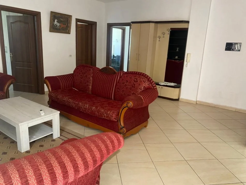 Tirane, jepet me qera apartament 2+1+Ballkon Kati 3, 115 m² 500 € (Fondacioni Eleonor)
