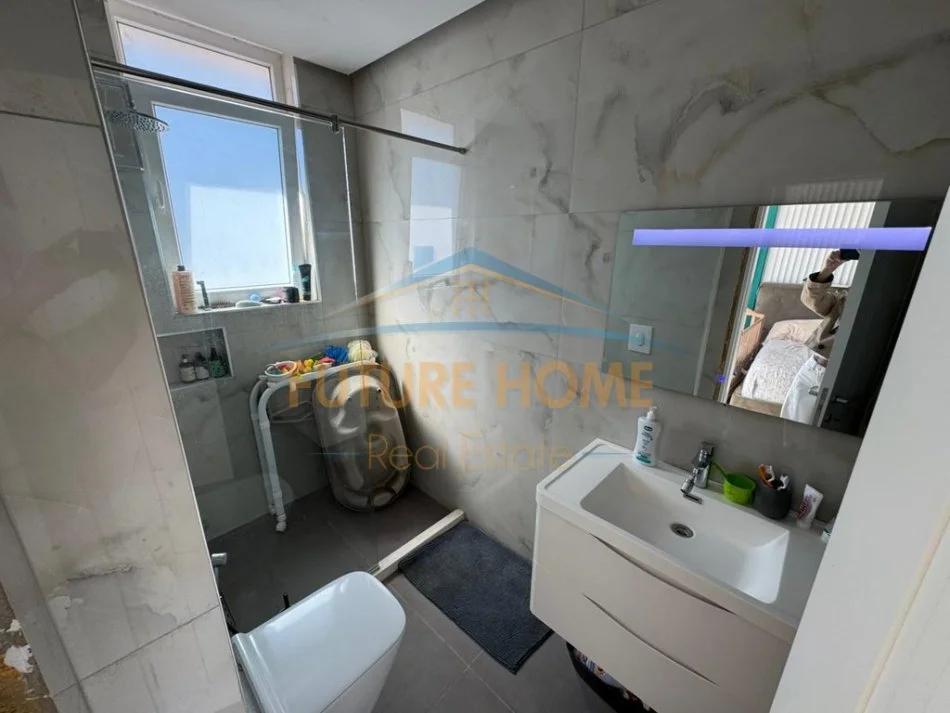 Tirane, shes apartament 2+1+Ballkon Kati 12, 118 m² 310.000 € (Komuna e Parisit)