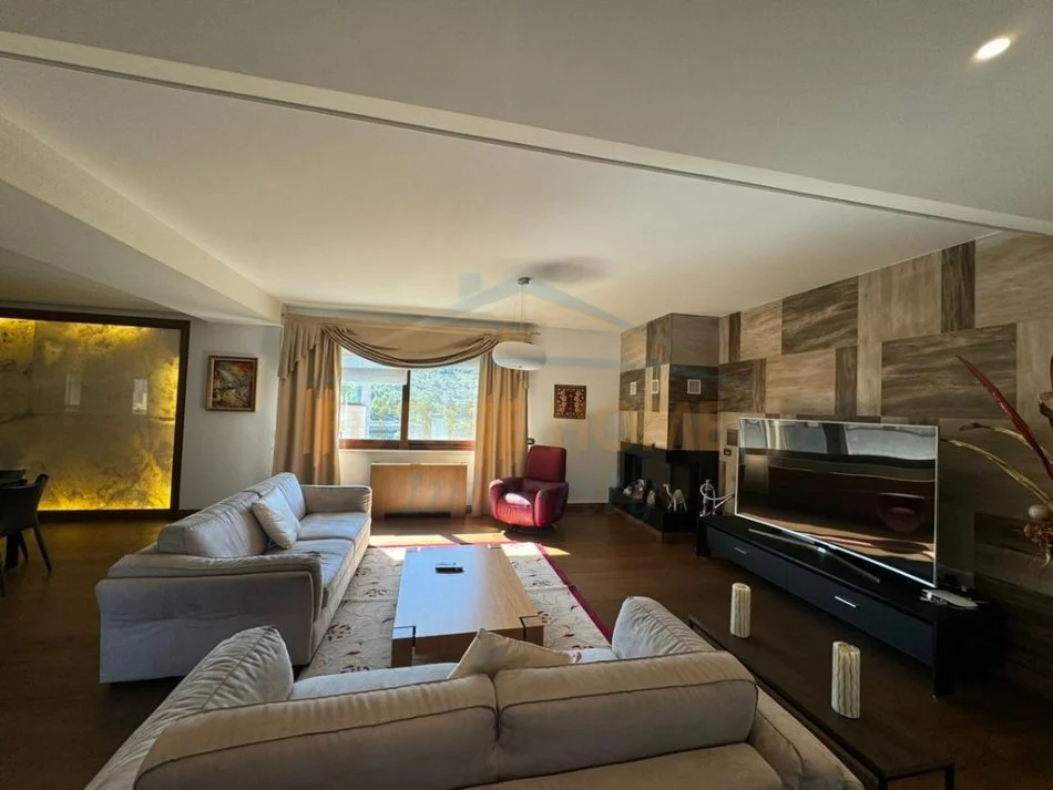 Tirane, jepet me qera Penthouse 2+1 Kati 8, 241 m² 1.800 € (Kopshti Zoologjik)