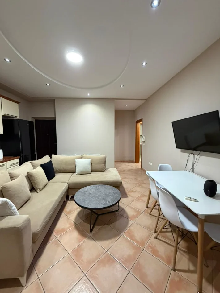 Tirane, jepet me qera apartament 2+1 Kati 5, 100 m² 900 € (Qender)