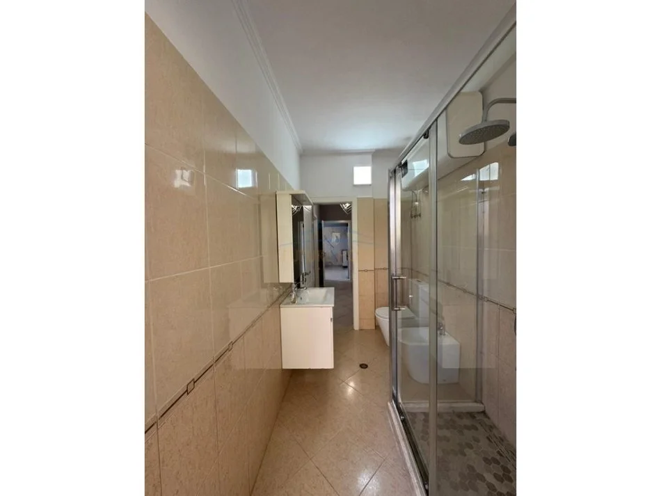 Jepet me qera apartament 2+1 , (rruga Arkitekt Sinani) 700 €