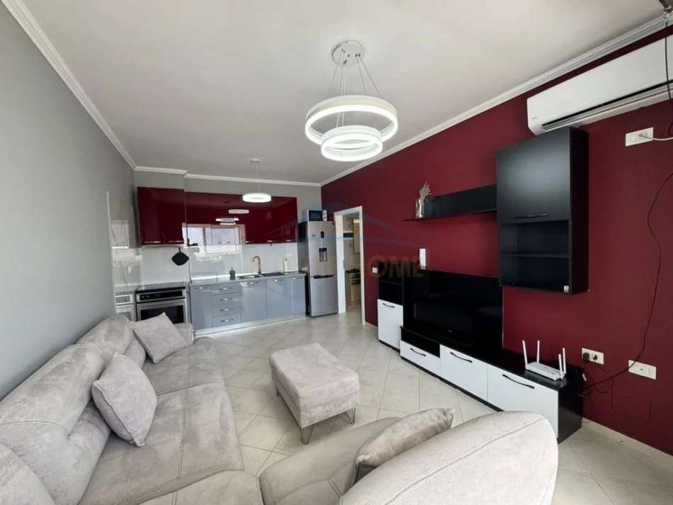 Jepet me qera apartament 2+1 , (rruga Arkitekt Sinani) 700 €