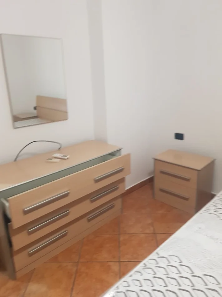 Tirane, jepet me qera apartament 1+1 Kati 3, 70 m² 500 € (Globe perballe Delijorgjit)