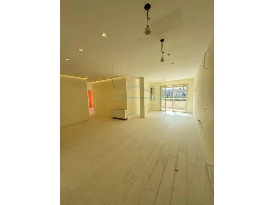 Tirane, shitet apartament 3+1 Kati 5, 146 m² 180.000 € (Tufine)