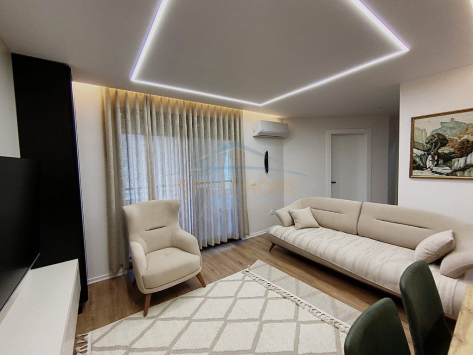 Tirane, jepet me qera apartament 2+1 Kati 4, 74 m² 900 € (BULEVARDI ZOGU I,QENDER,STACIONI I TRENIT)