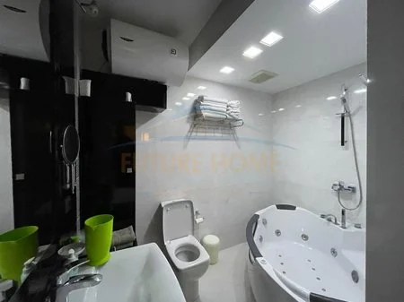 Tirane, jepet me qera apartament 2+1+Ballkon Kati 2, 100 m² 600 € (Liqeni i thate)