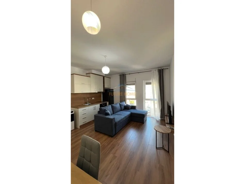 Tirane, jepet me qera apartament 1+1+Ballkon Kati 8, 50 m² 600 € (Shkolla e Kuqe)