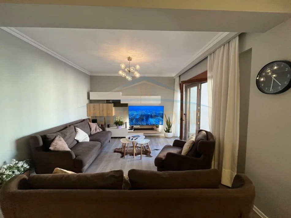 Tirane, jepet me qera apartament 2+1 Kati 6, 110 m² 1.500 € (bllok)