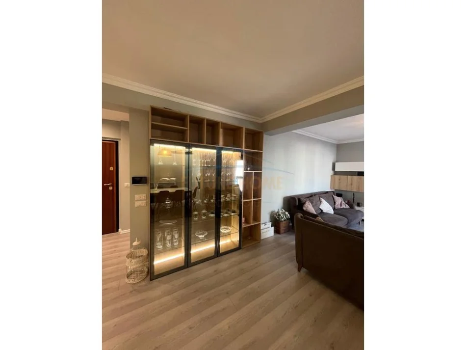 Tirane, jepet me qera apartament 2+1 Kati 6, 110 m² 1.500 € (bllok)