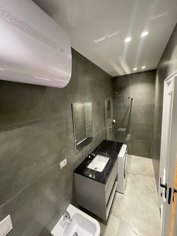 Tirane, jepet me qera apartament 3+1+Aneks+Ballkon Kati 5, 150 m² 2.500 € (Rruga e Kosovareve)