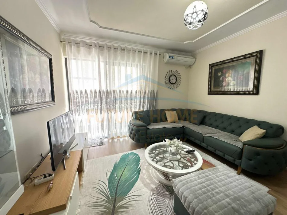 Tirane, jepet me qera apartament 2+1+Ballkon Kati 8, 90 m² 450 € (Misto mame)
