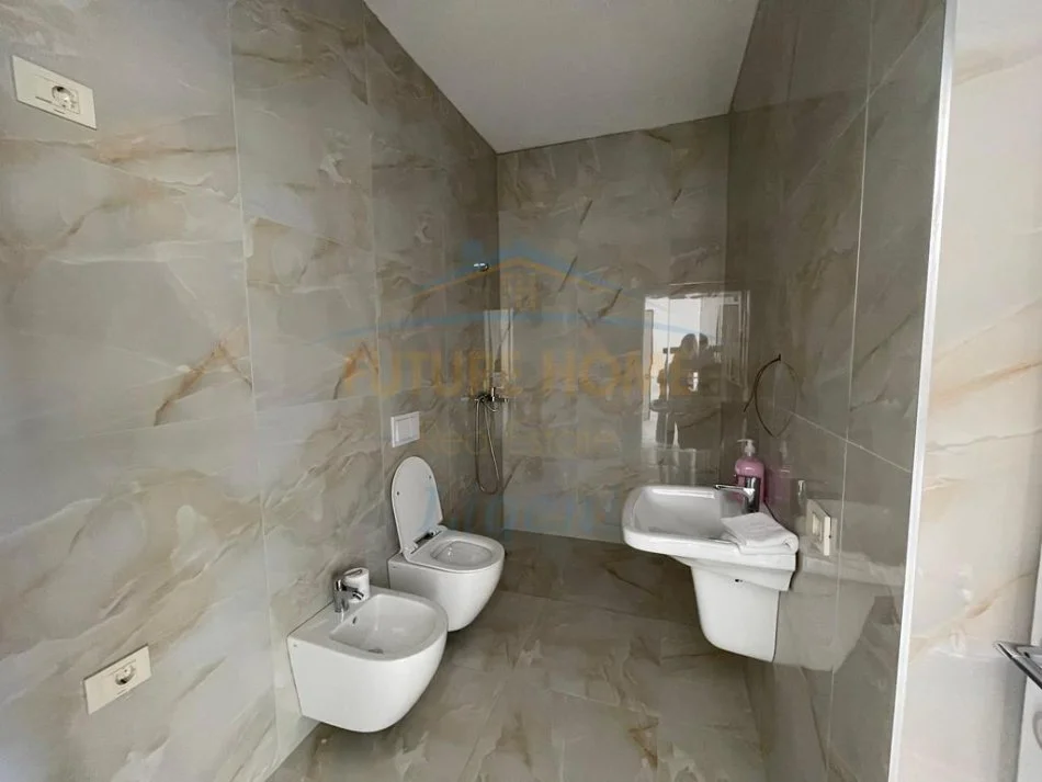 Tirane, jepet me qera ambjent biznesi Kati 10, 74 m² 700 € (Mine Peza)