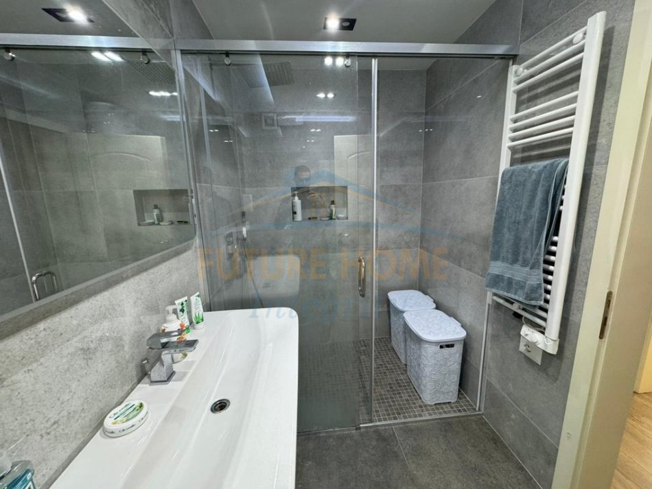 Tirane, shitet apartament 3+1 Kati 7, 122 m² 195.000 € (Laprake)