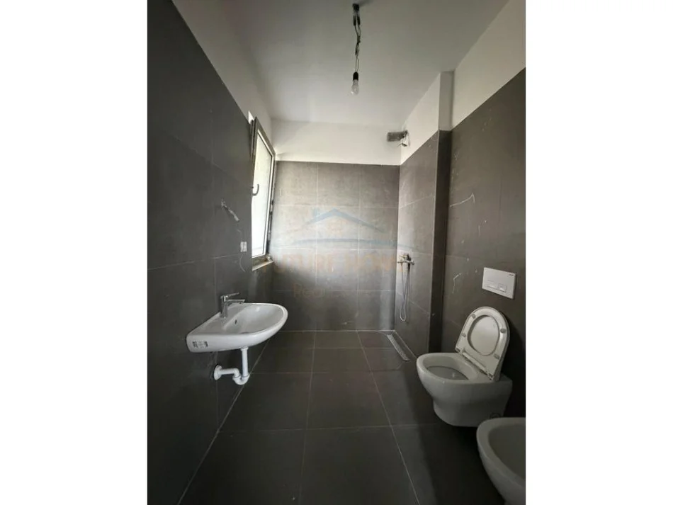 Tirane, jepet me qera apartament 2+1 Kati 1, 137 m² 1.200 € 