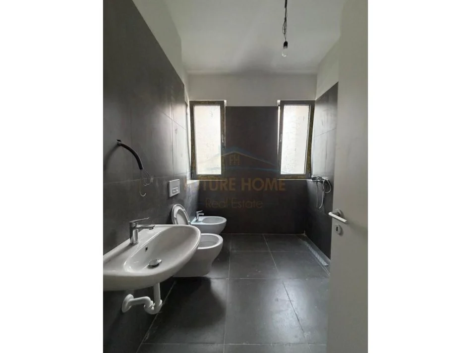 Tirane, jepet me qera apartament 2+1 Kati 1, 137 m² 1.200 € 