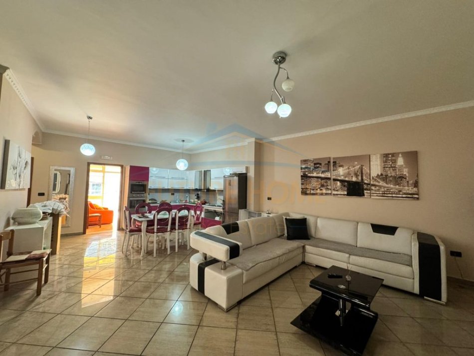 Qira, Apartament 3+1+Depo, Bulevardi Zogu I, Tiranë 650 €,  OPP58686