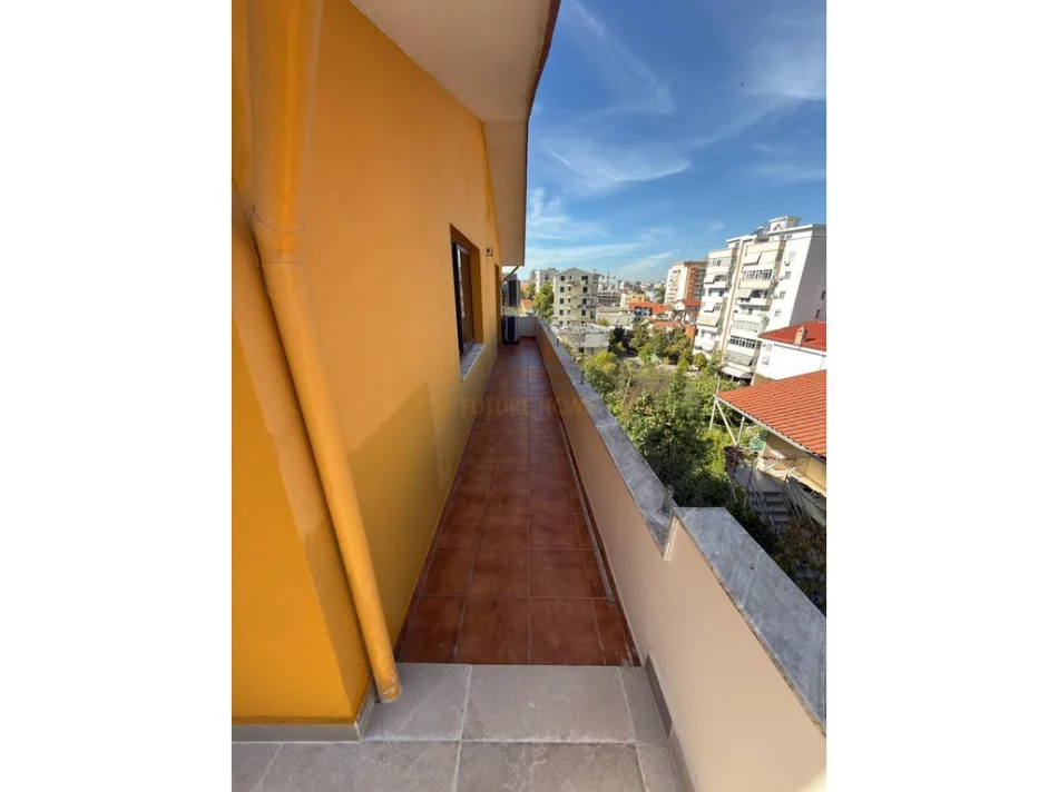 Tirane, jepet me qera kati i 3 i nje vile private , 5+2 ,184 m² 1.500 € (Vilat Gjermane)