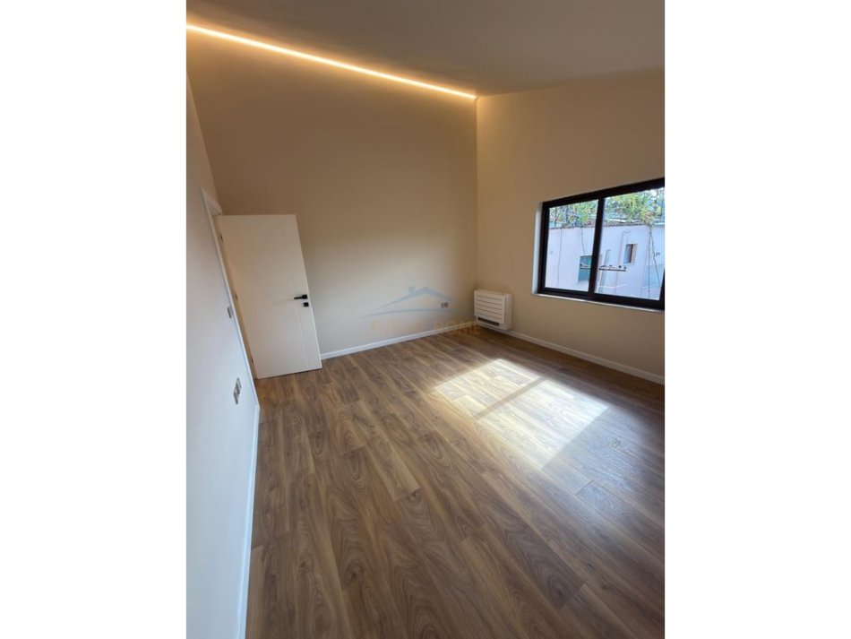 Tirane, jepet me qera Vile 3+1 Kati 3, 170 m² 1.800 € 