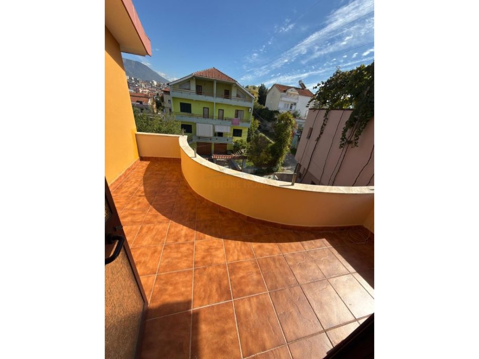 Tirane, jepet me qera Vile 3+1 Kati 3, 170 m² 1.800 € 