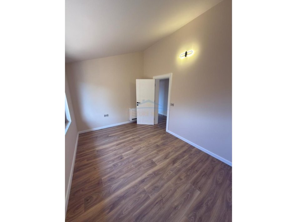 Tirane, jepet me qera Vile 3+1 Kati 3, 170 m² 1.800 € 
