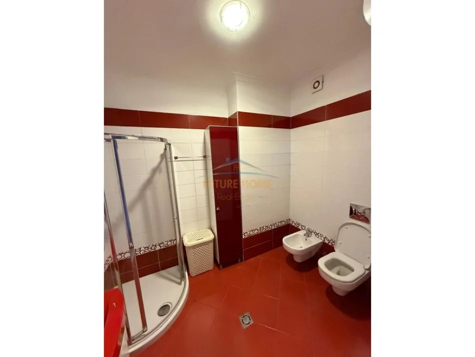 Tirane, jepet me qera apartament 3+1 Kati 5, 139 m² 1.200 € (Hotel Hilton)