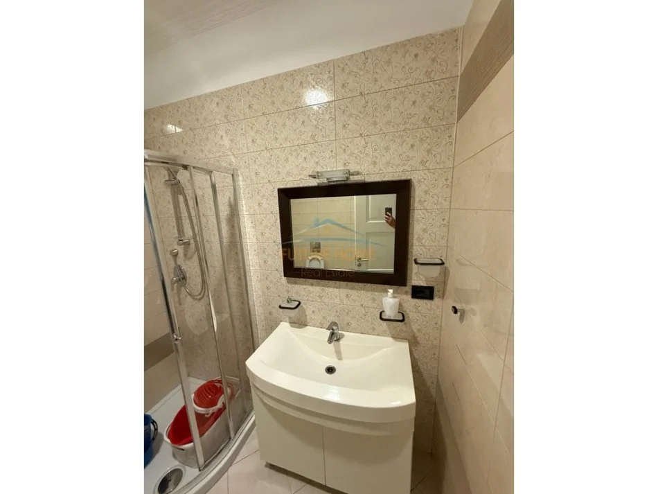 Tirane, jepet me qera apartament 3+1 Kati 5, 139 m² 1.200 € (Hotel Hilton)