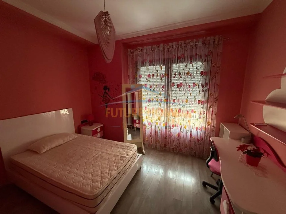 Tirane, jepet me qera apartament 3+1 Kati 5, 139 m² 1.200 € (Hotel Hilton)