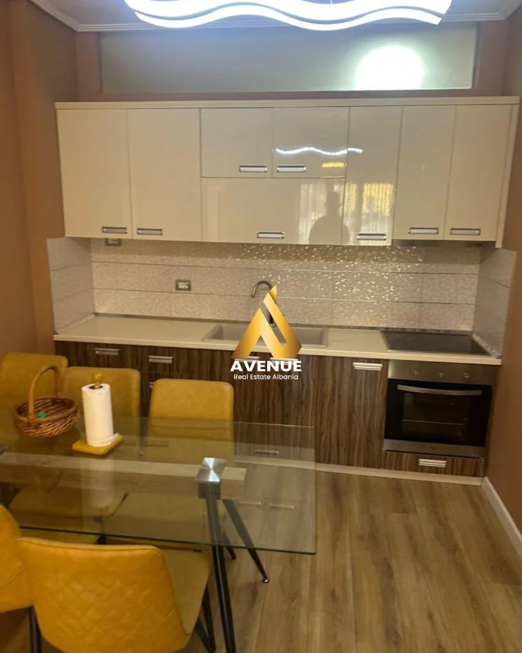 Tirane, jepet me qera apartament 2+1 Kati 4, 87 m² 700 € (Rruga Hiqmet Buzi)