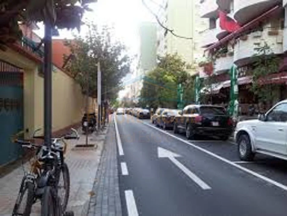 Tirane, jepet me qera ambjent biznesi Kati 0, 57 m² 3.000 € (Blloku)