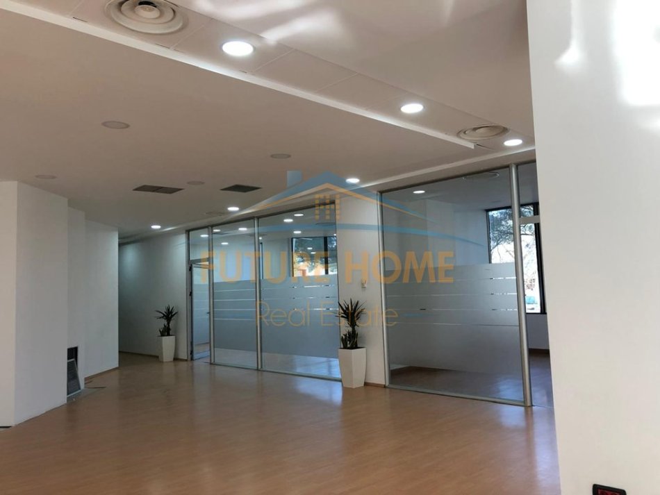 Tirane, jepet me qera ambient per zyra,  Kati 1, 780 m² 24.000 € (Bulevardi Deshmoret e Kombit)