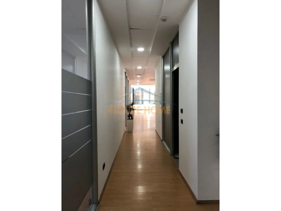 Tirane, jepet me qera ambjent biznesi Kati 1, 780 m² 24.000 € (BLLOKU)