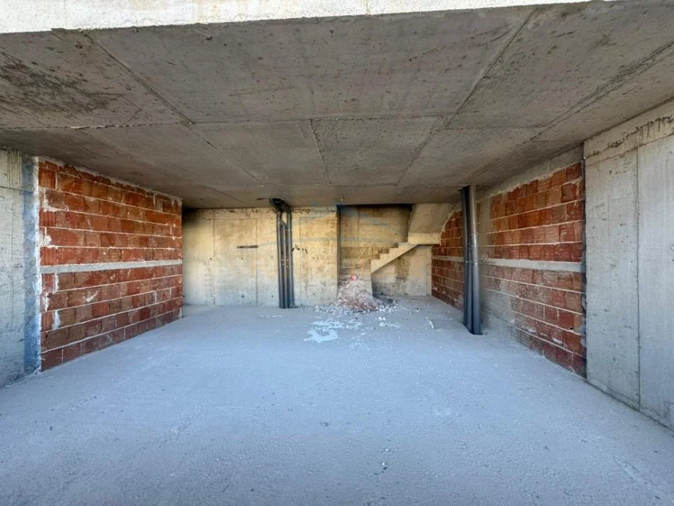 Shitet , Apartament Duplex 4+1 , Komuna Parisit 570,000 €