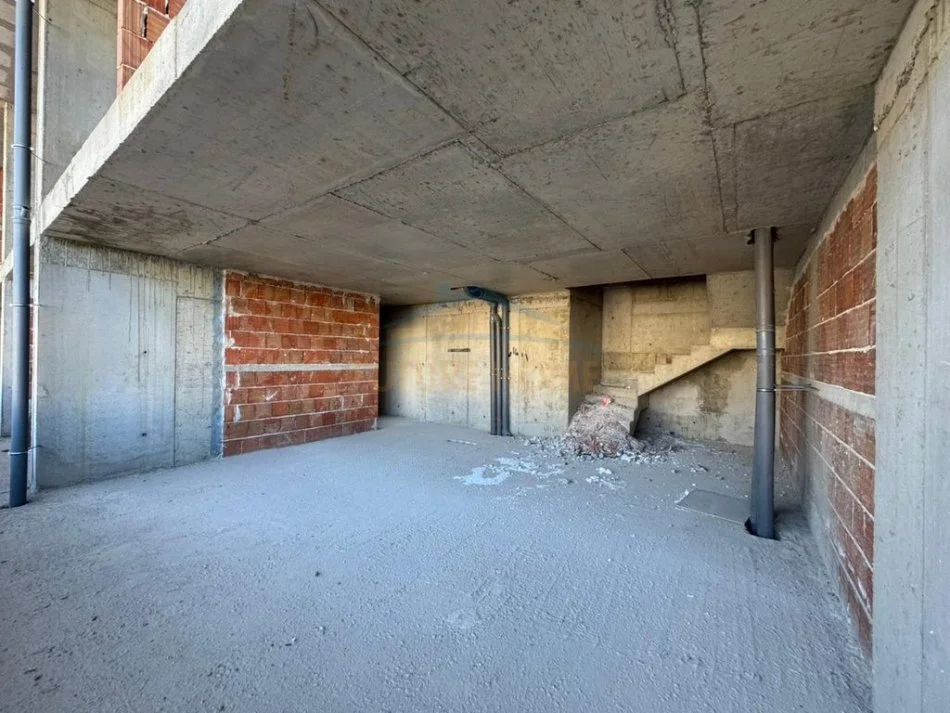 Tirane, shitet apartament duplex 4+1 Kati 4, 229 m² 570.000 € (Komuna e Parisit)