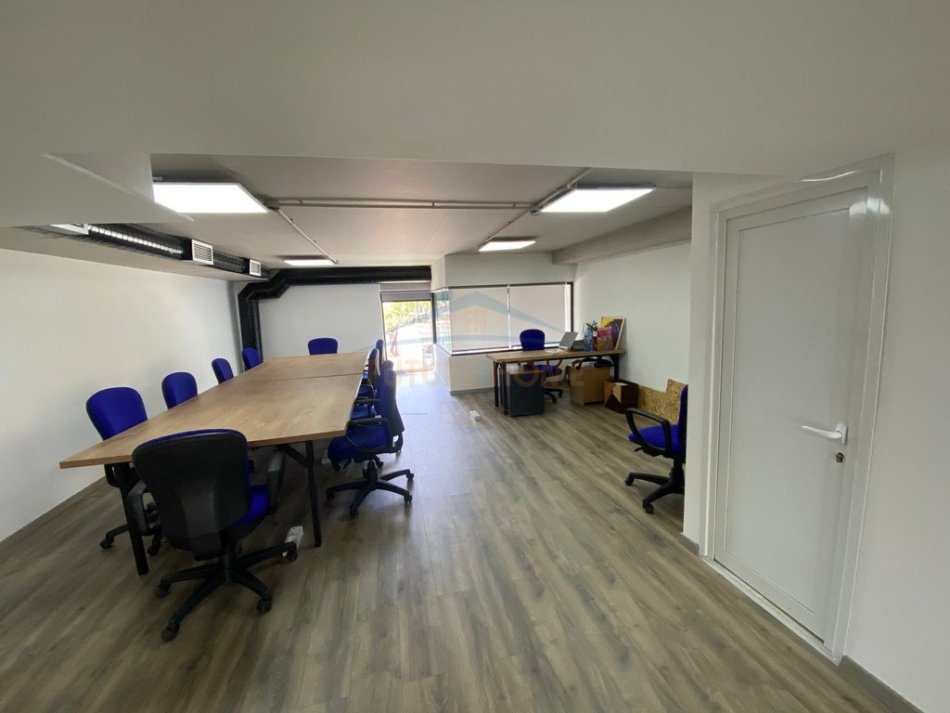Tirane, jepet me qera ambjent biznesi Kati 0, 86 m² 600 € (Rezidenca Marga 1, Rruga Jordan Misja, Tiranë.)