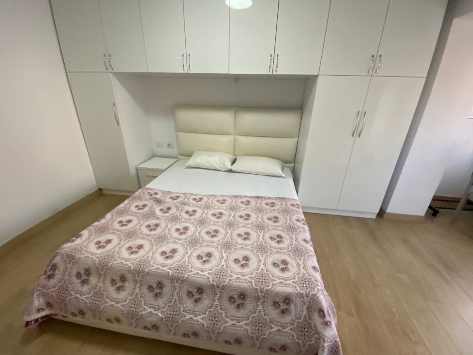 Tirane, jepet me qera apartament 1+1+Ballkon Kati 1, 65 m² 600 € (Myslym Shyri te karburant kastrati afer shkolles Faik Konica)