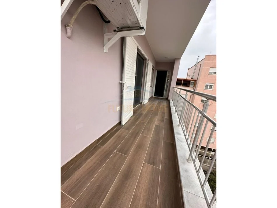Tirane, jepet me qera apartament 3+1 Kati 5, 134 m² 1.100 € (Stacioni i Trenit)