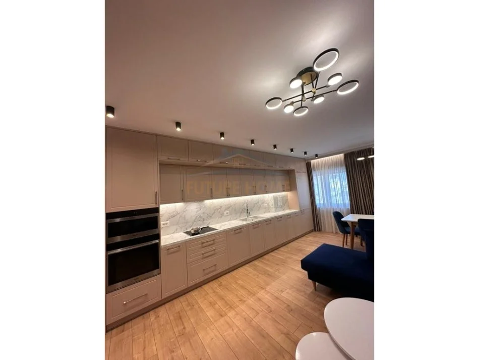 Tirane, jepet me qera apartament 3+1 Kati 5, 134 m² 1.100 € (Stacioni i Trenit)