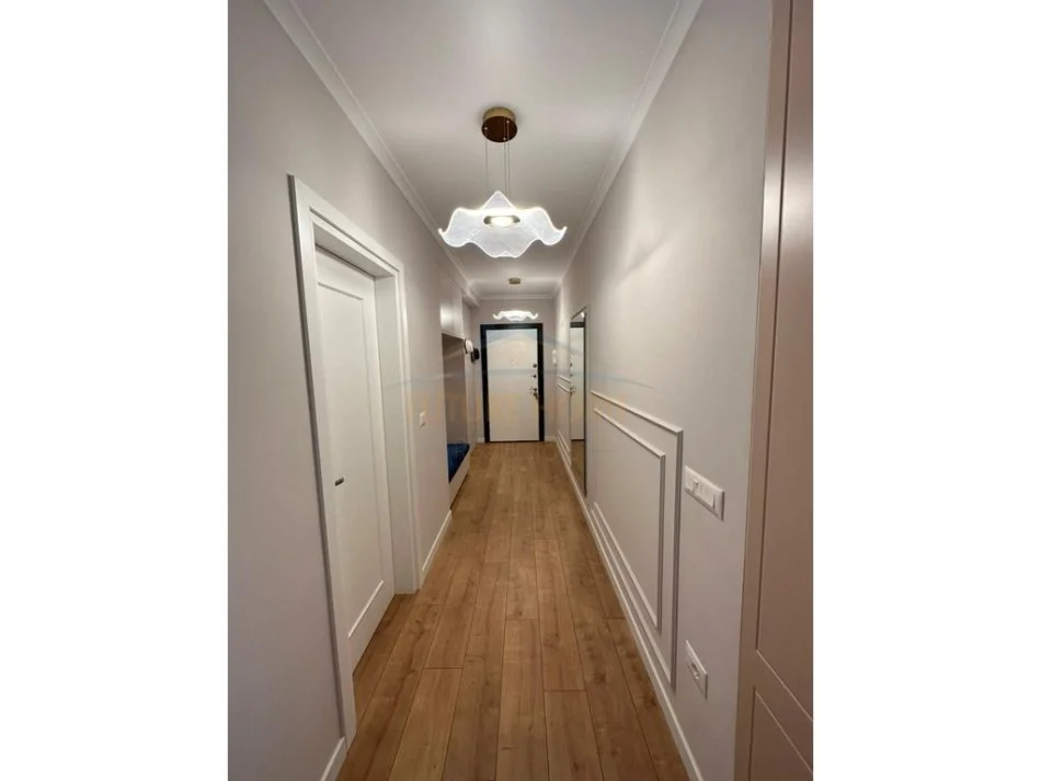 Tirane, jepet me qera apartament 3+1 Kati 5, 134 m² 1.100 € (Stacioni i Trenit)