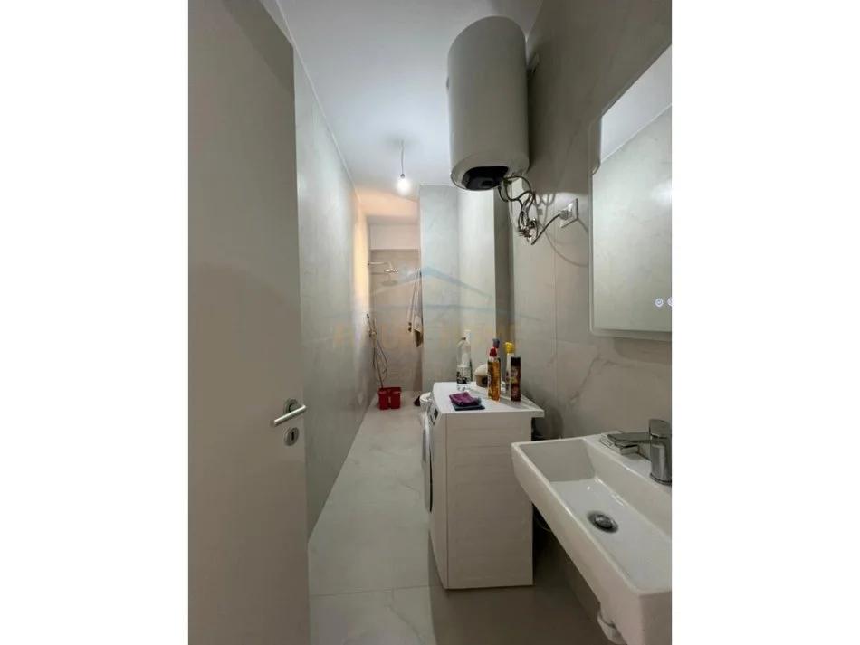 Tirane, jepet me qera apartament 1+1 Kati 3, 65 m² 400 € (OXA, Fresku)