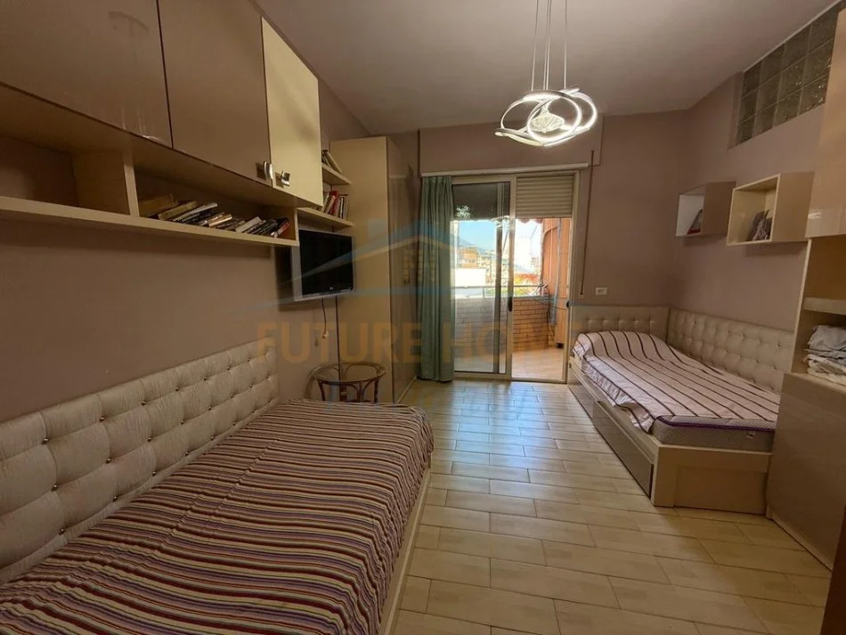 Tirane, shitet apartament 2+1+Ballkon Kati 4, 85 m² 219.000 € (PAZARI I RI)