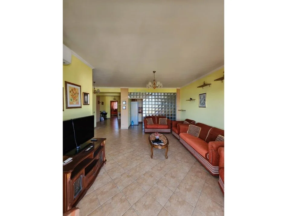 jepet me qera apartament , 700 € (Poliklinika ,Durres)