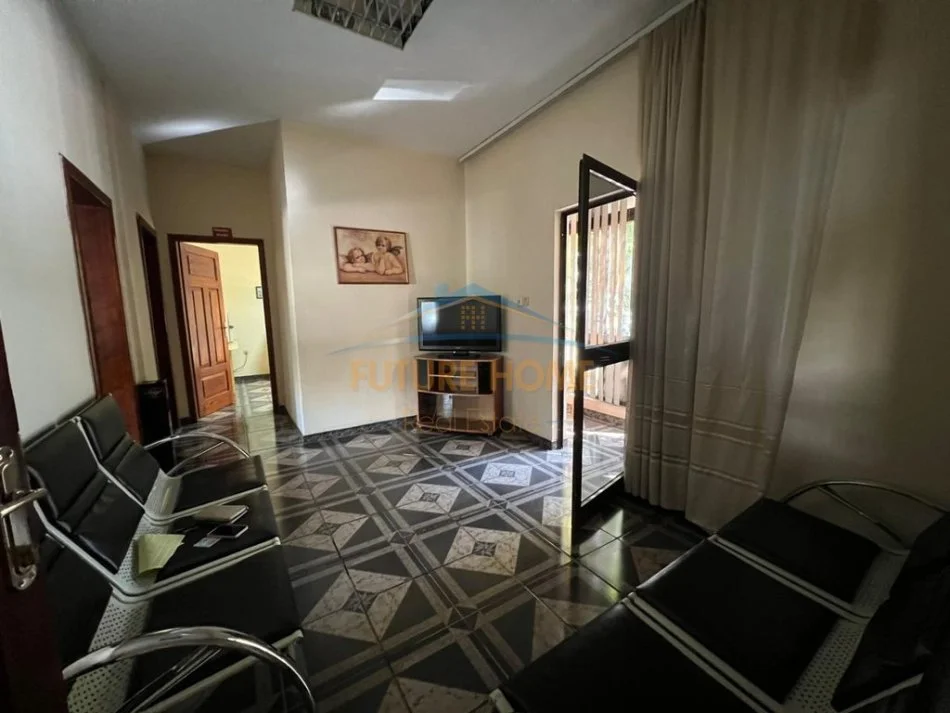 Tirane, jepet me qera ambjent biznesi Kati 1, 80 m² 550 € (Laprake)