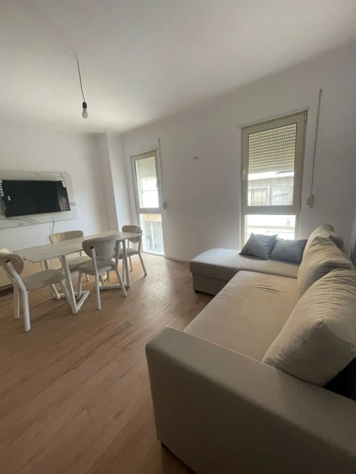 Tirane, jepet me qera apartament 1+1 Kati 2, 50 m² 600 € (Rr Mine Peza)