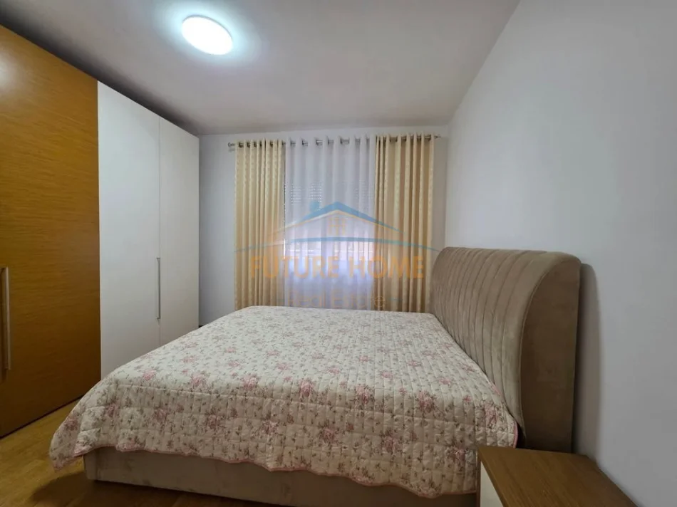 Tirane, jepet me qera apartament 3+1+Ballkon Kati 2, 250 m² 1.800 € (Touch Of the Sun)