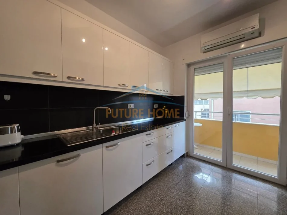 Tirane, jepet me qera apartament 3+1+Ballkon Kati 2, 250 m² 1.800 € (Touch Of the Sun)