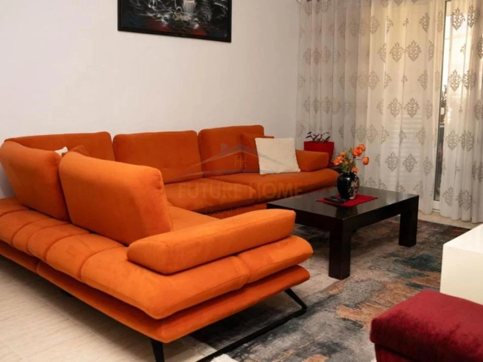 Tirane, jepet me qera apartament 3+1 Kati 7, 115 m² 800 € (Komuna e parisit)