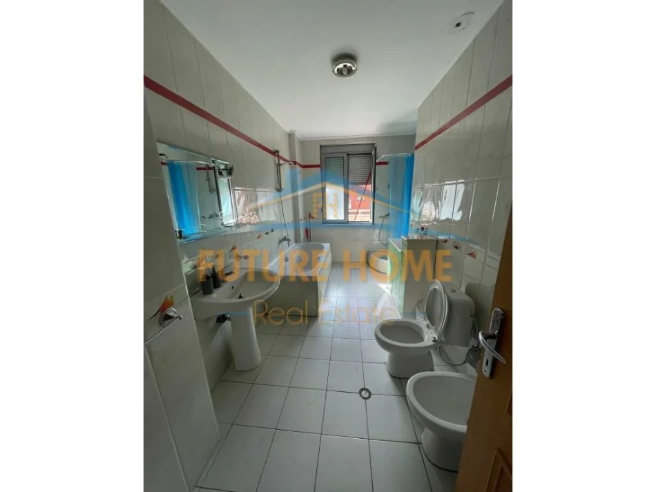 Tirane, jepet me qera ambjent biznesi Kati 10, 120 m² 1.000 € (Zogu i Zi)