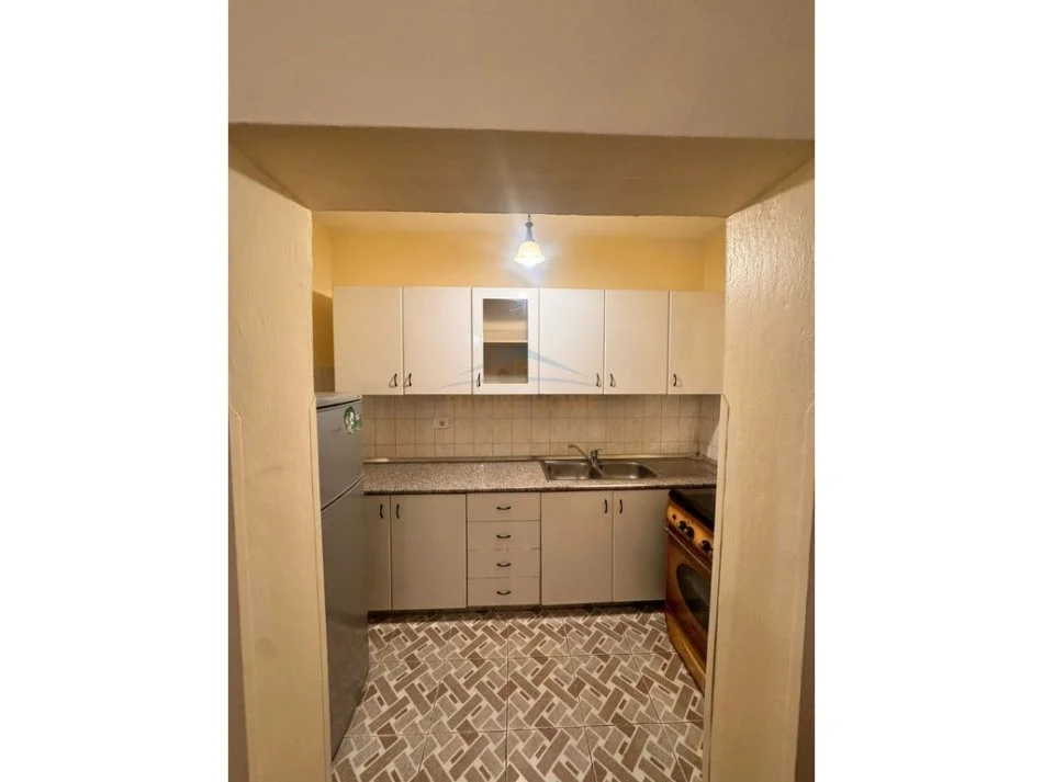 Tirane, jepet me qera apartament 3+1+Ballkon Kati 4, 87 m² 600 € (BULEVARDI ZOGI 1)