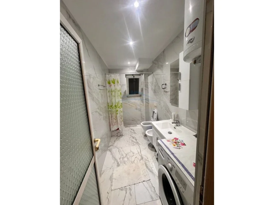 Tirane, jepet me qera apartament 3+1+Ballkon Kati 4, 87 m² 600 € (BULEVARDI ZOGI 1)