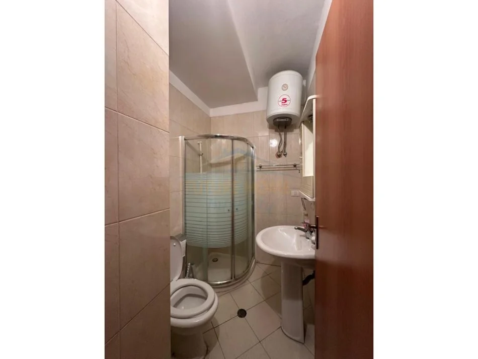 Tirane, jepet me qera apartament 3+1 per banim dhe zyra, Kati 4, 166 m² 1.200 € (Rruga e Dibres)